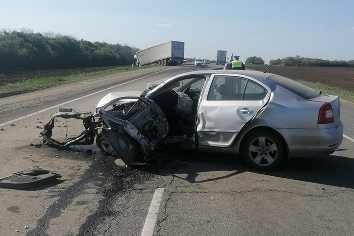Под Волгоградом на трассе Р-22 «Каспий» стукнулись фура и два легковых автомобиля