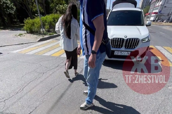 В центре Волгограда девушка на BMW сбила женщину