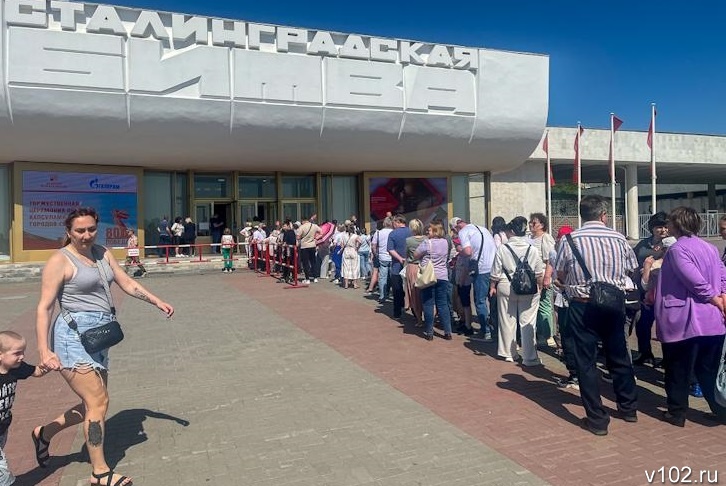 Гигантские очереди выстроились к музею-панораме «Сталинградская битва» в Волгограде