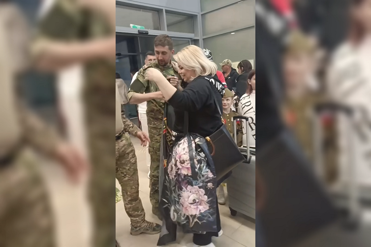 Яна Поплавская пришла в восторг от встречи с детьми и вагнеровцами в Волгограде