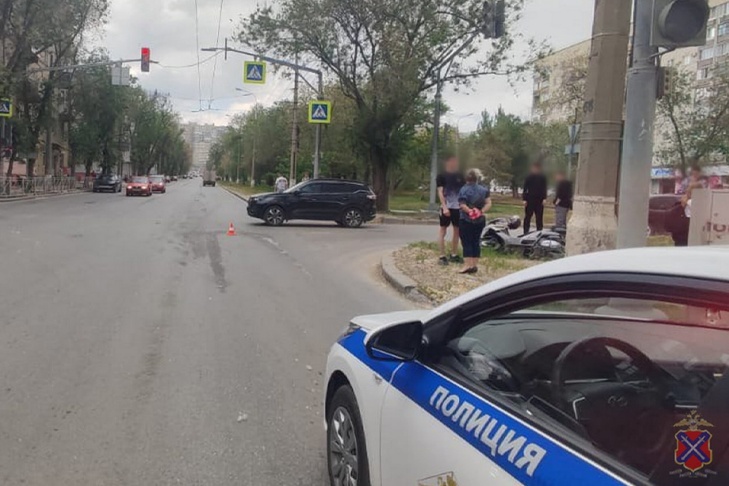В Волгограде Nissan сбил мопед на пр. Металлургов