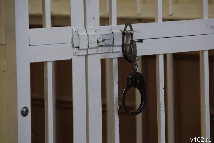 В Волжском полицейские задержали мужчину за избиение 86-летней матери
