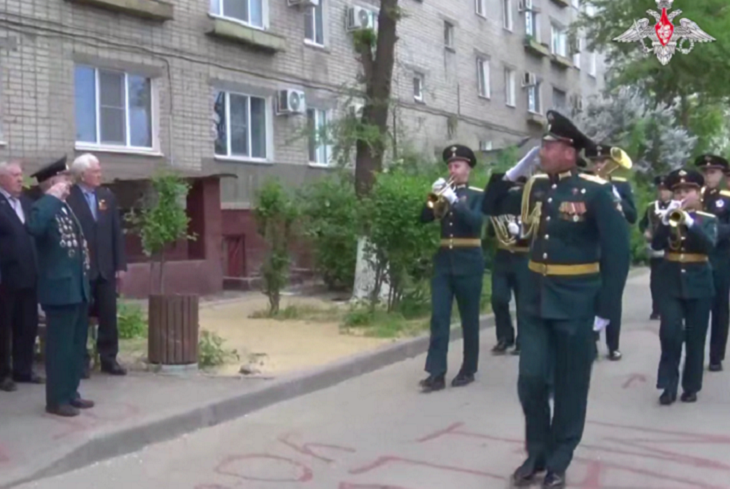 Фронтовик  Александр Колотушкин принял мини-парад в Волгограде