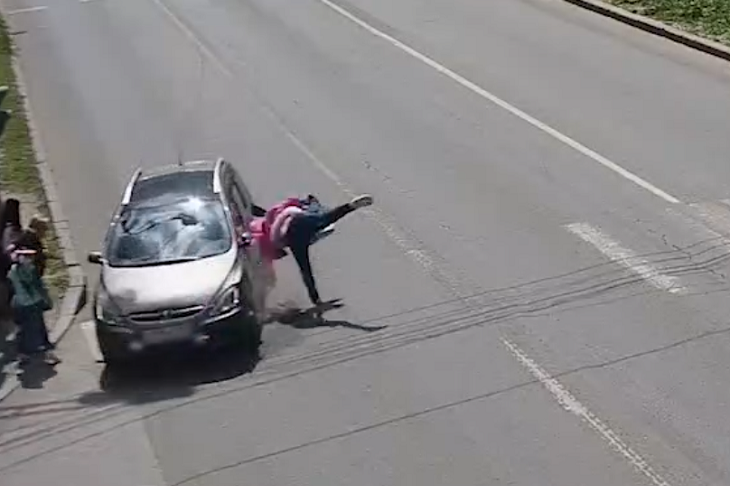 В Волгограде камера сняла момент наезда иномарки на пешехода