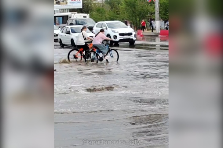 До ливнёвок руки не дошли? Волгоградцы сняли на видео затопленные после дождя дороги
