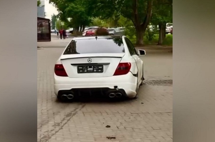 На Спартановке в Волгограде Mercedes разгромил «Пятерочку»