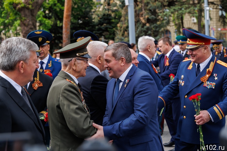 Волгоградцы с Андреем Бочаровым возложили цветы на Аллее Героев