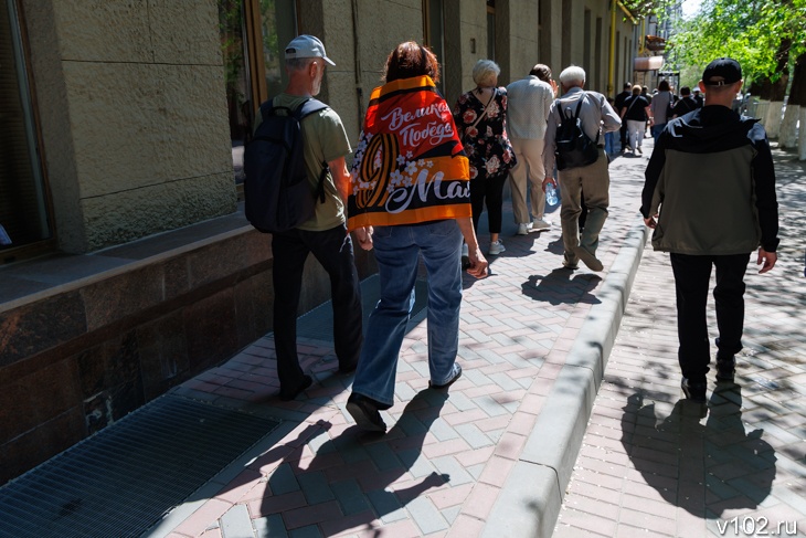 Сотни зрителей стекаются в Волгограде к площади Павших Борцов