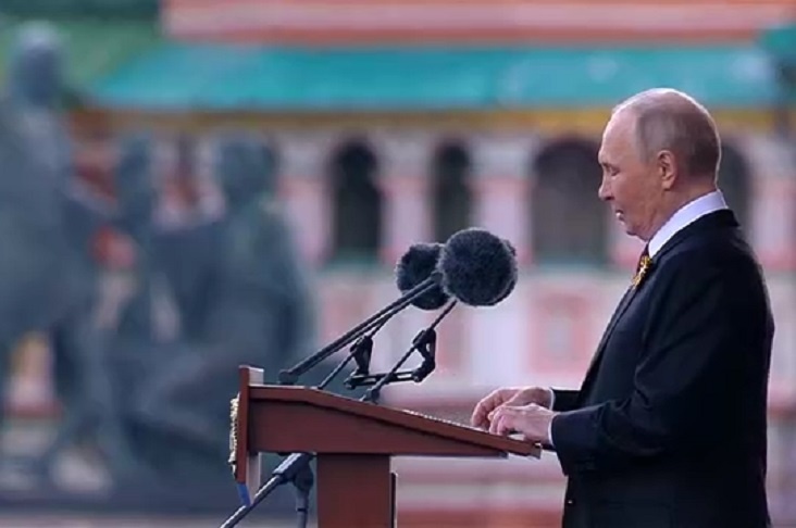 Путин после парада покинул Красную площадь под аплодисменты зрителей
