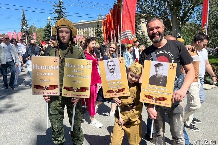 От Урала до Москвы: туристы приехали 9 мая в Волгоград с портретами фронтовиков