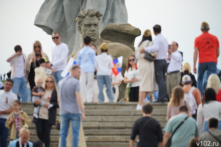 Тысячи россиян поднялись на Мамаев курган в День Победы: фоторепортаж ИА «Высота 102»