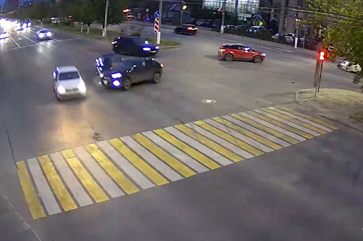 В Волгограде засняли столкновение Honda и BMW на пр. Маршала Жукова