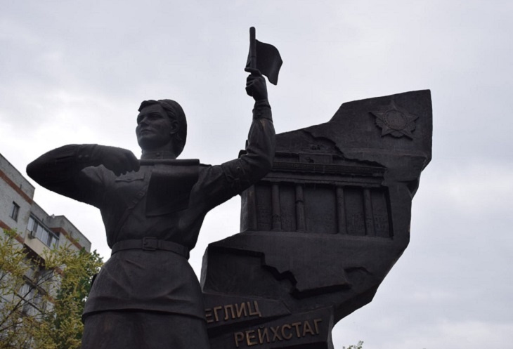 В Саратове открыли памятник «регулировщице Победы» Марии Лиманской