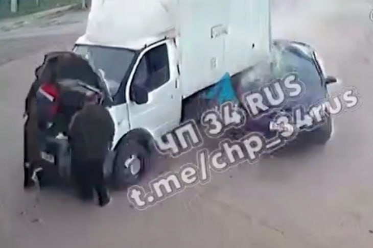 Опубликовано видео жуткого наезда на «ГАЗель» и людей под Волгоградом