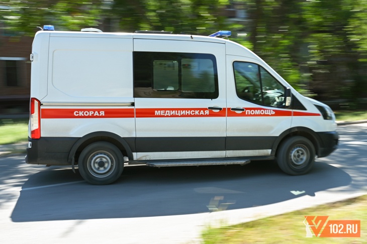 Работник горевшего в Волгограде автосервиса получил ожоги