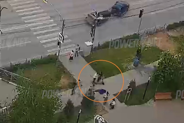 На видео попал наезд самокатчиков на женщину в Волжском