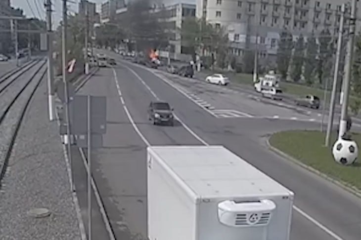 Опубликовано видео момента ДТП с горящей «буханкой» в Волгограде