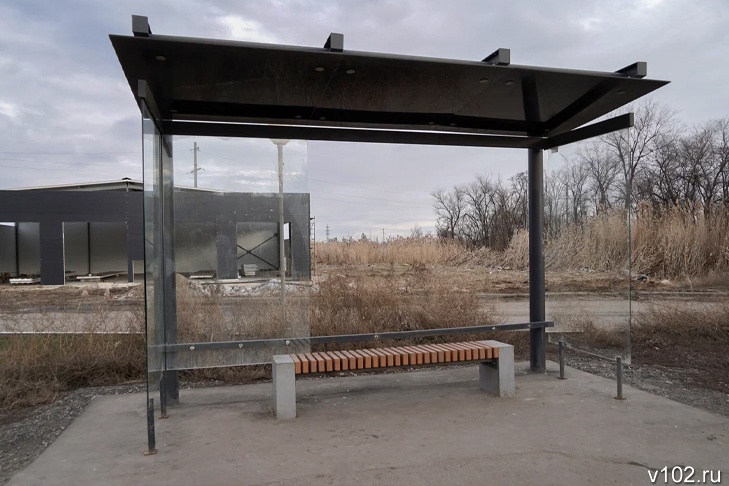 В Волгограде за 830 тыс. рублей заменят разбитые стёкла на остановках