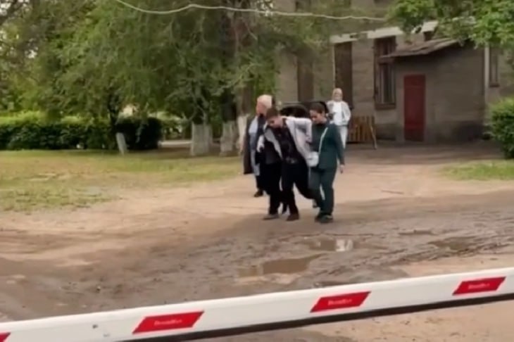 «Так можно издеваться?»: в Волгограде пациента с переломом вынудили скакать до такси