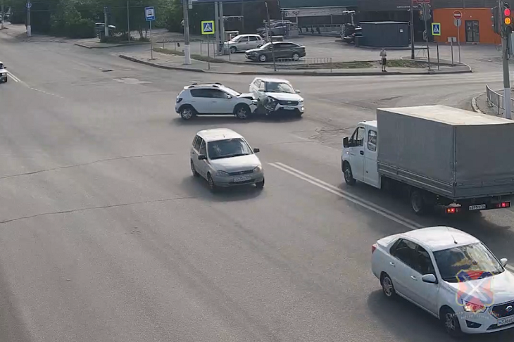 На видео попало столкновение двух кроссоверов на пустом перекрестке в Волгограде