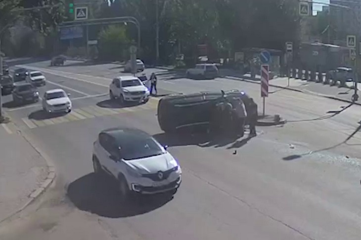 Камеры засняли спасение волгоградцами водителя подбитого трактором Nissan
