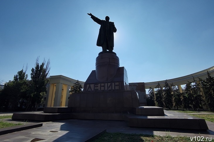 Москвичи взялись за реставрацию аварийного памятника Ленину в центре Волгограда