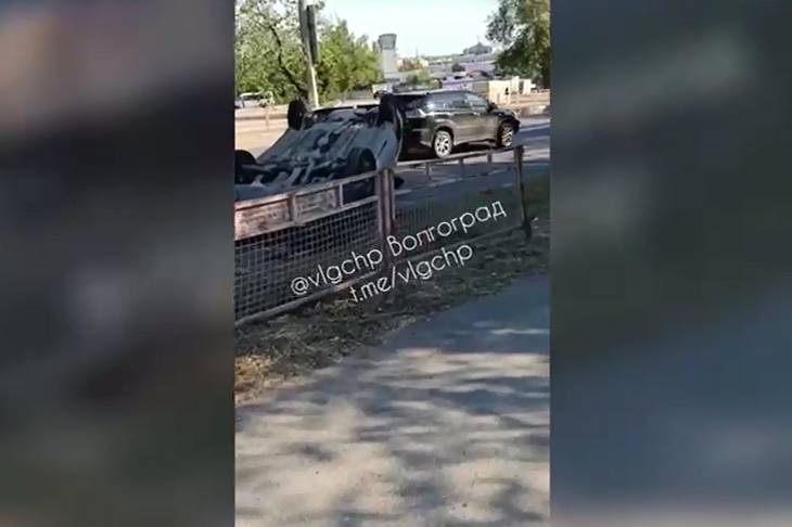 На севере Волгограда Toyota в час пик перевернулась на крышу