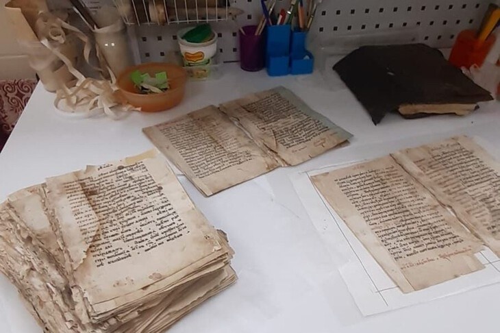 В Волгограде спасают от разрушения редчайшую книгу XVII века