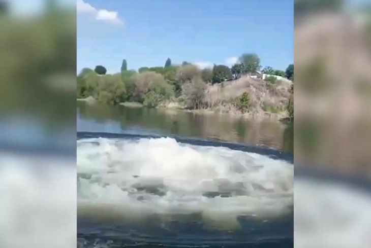 Бурлящую воронку сняли очевидцы в Волге под Волгоградом