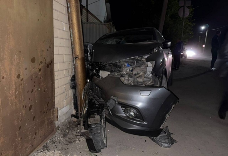 В Волгоградской области иномарка врезалась в забор жилого дома: двое в больнице