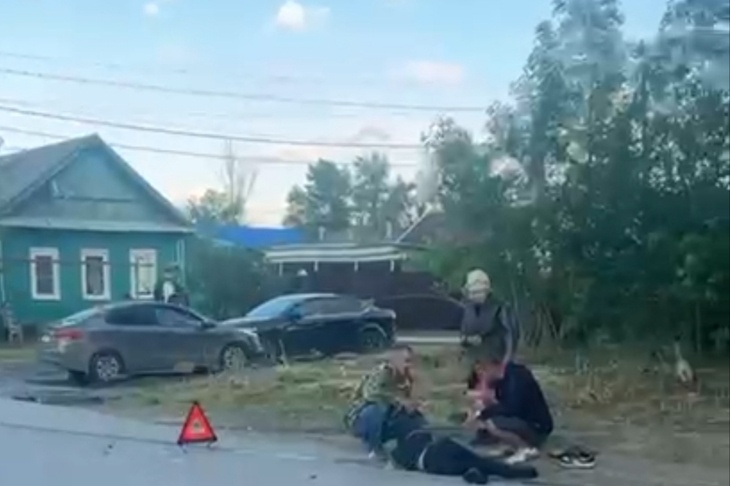 Момент наезда Toyota на мопед с детьми в Волгограде засняла видеокамера