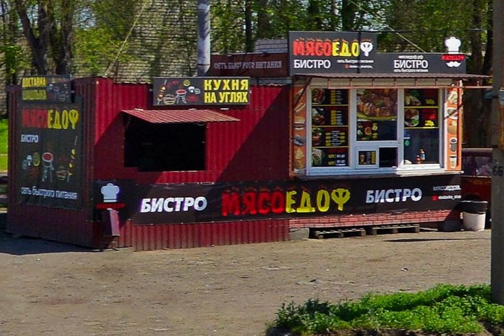 В Волжском на ул. Пушкина загорелась точка быстрого питания «На углях»