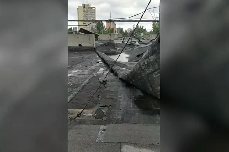 «Жильцы в тихом ужасе»: на юге Волгограда ураган сорвал крышу с пятиэтажки