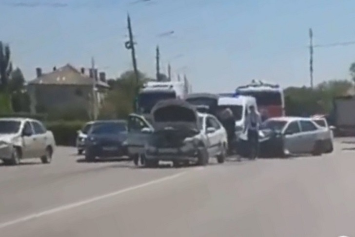 В Волгограде водитель Datsun спровоцировал массовое ДТП на ул. Неждановой