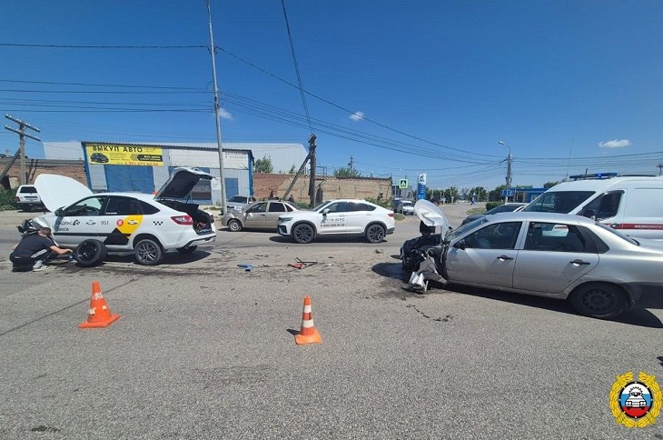 В Волгограде водитель Datsun спровоцировал массовое ДТП на ул. Неждановой
