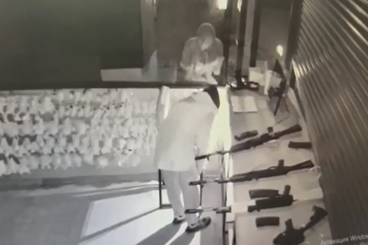 На видео попало ограбление тира в Волжском