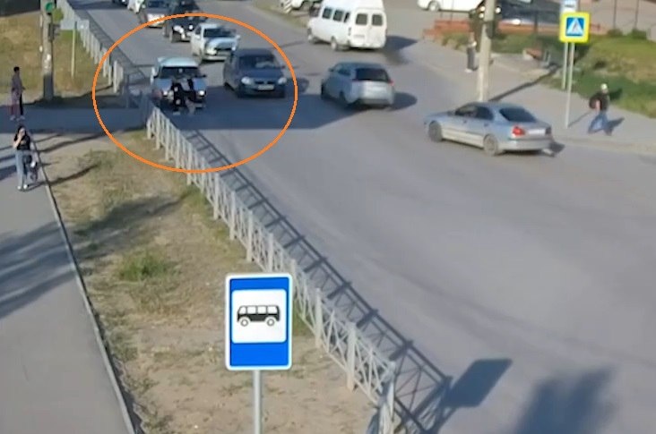 В Волгограде под машину попали подружки, перебегавшие дорогу на красный