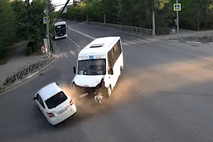 В Волжском «Гранта‎» не поделила перекресток с маршруткой №5А