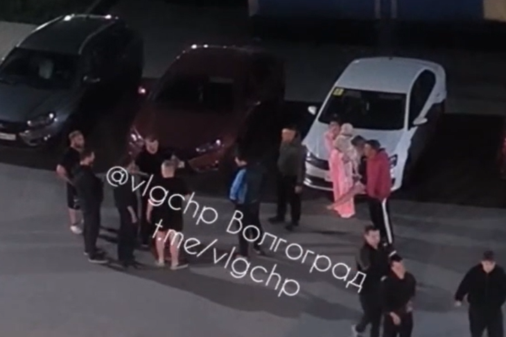 В Волгограде во дворе ЖК «Ново-Комарово» дебоширы перебудили жильцов
