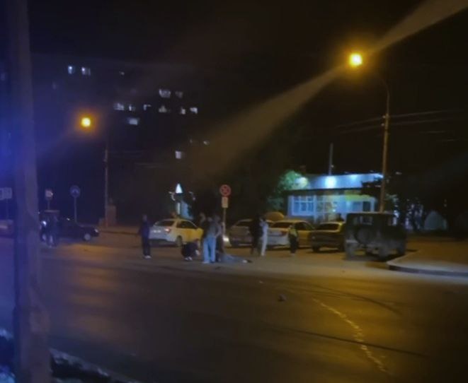 В Волжском автомобиль сбил молодую пару
