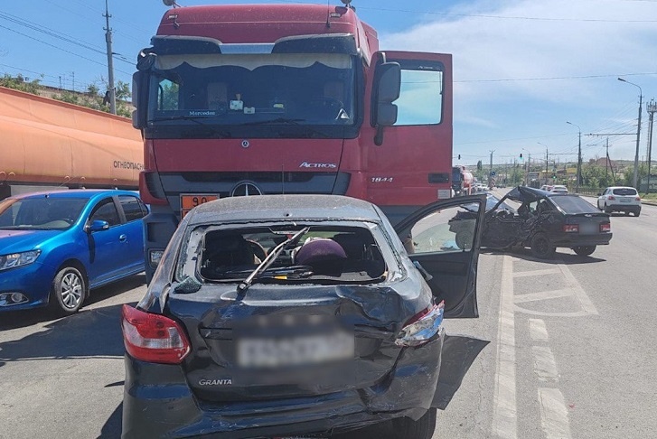 Два человека пострадали в ДТП в легковушками и грузовиком на юге Волгограда