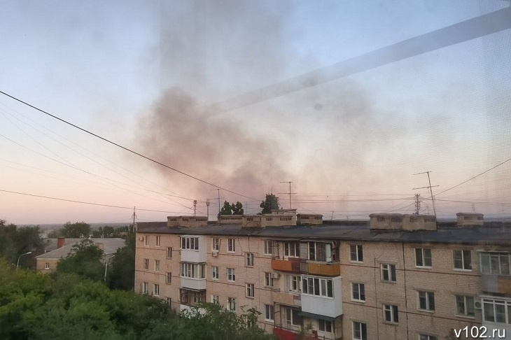 «Закрываем окна»: волгоградцы задыхаются из-за пожара на берегу Волги