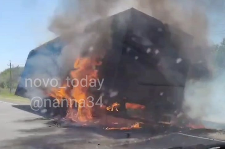 «Водитель успел отсоединить тягач»: грузовой прицеп вспыхнул на трассе под Волгоградом