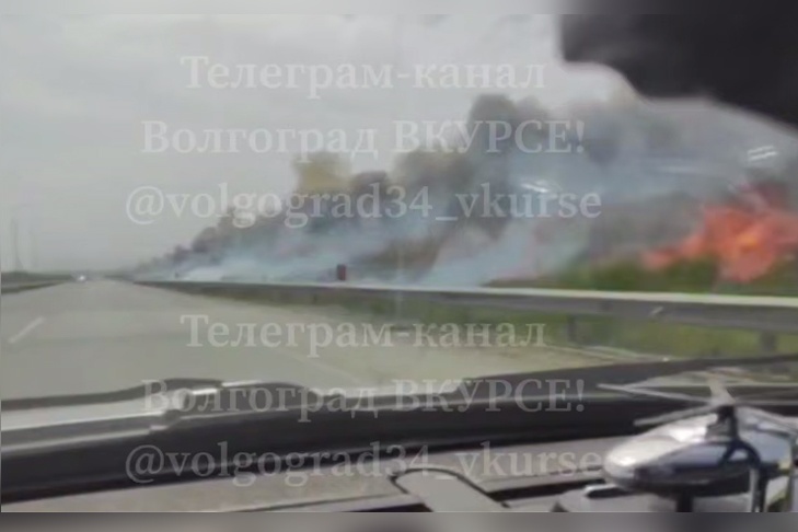 «Пламя уже подошло к дороге»: в Волгограде тушат крупный ландшафтный пожар