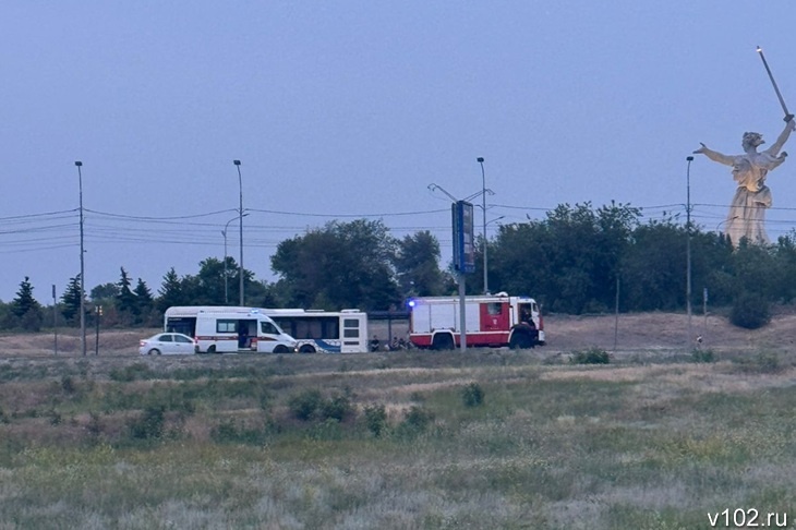 Приехали скорая и пожарные: в Волгограде у Мамаева кургана произошло ЧП с автобусом