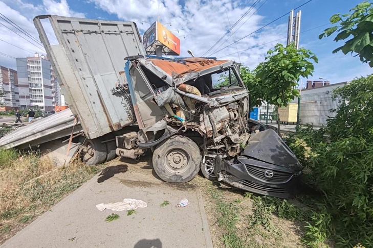 В Волгограде грузовик с железобетонными плитами протаранил иномарку
