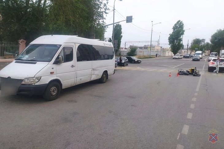В центре Волгограда микроавтобус снес курьера на электросамокате