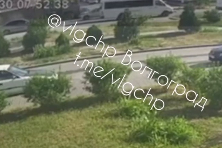 Отказали тормоза? В Волгограде опубликованы кадры жуткого ДТП с грузовиком на ул. Санаторной
