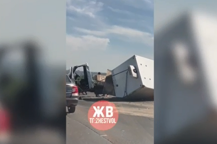 Движение на «трешке» в Волгограде затруднено из-за крупного ДТП