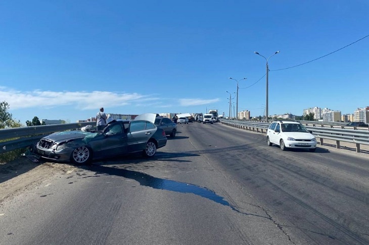 Водитель Mercedes пострадал в ДТП с фургоном на «трешке» в Волгограде